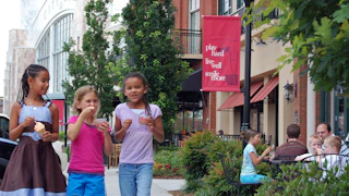 Girls ice cream walking 2ca93505 e6a7 46d0 8cb8 5a5c9a23625d